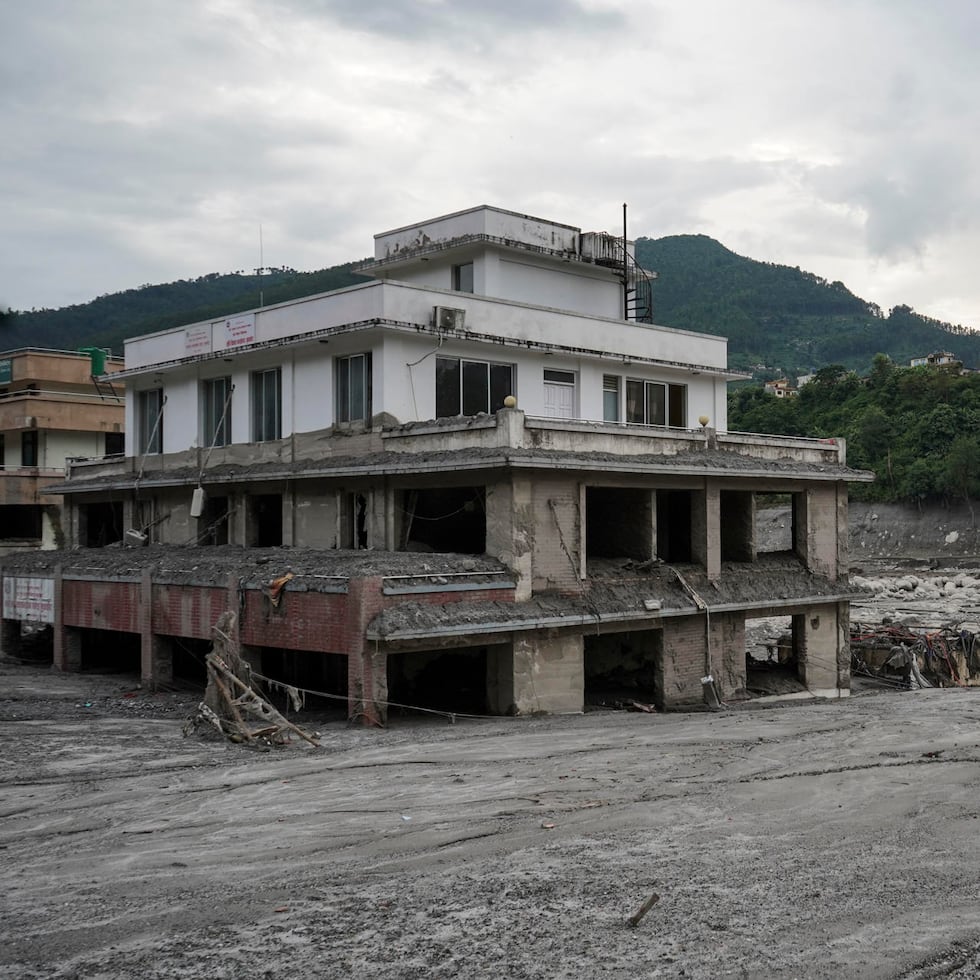 Imagen del pueblo arrasado por la riada, en la zona baja de Nawakot, en el pueblo de Bidur, donde aún se ven las marcas de la avalancha de agua y rocas en decenas de edificios.