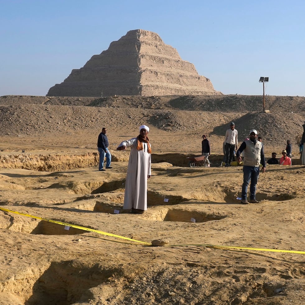 El pasado septiembre, las autoridades egipcias detuvieron a cuatro personas acusadas del robo de un brazalete de oro de más de 3,000 años de antigüedad del Museo Egipcio de El Cairo y de su posterior venta, por la que se obtuvo el equivalente a 7,755 dólares, a un joyero que acabó fundiendo la pieza con otras.