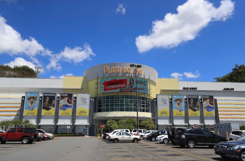 Plaza del Sol, en Bayamón, redobló sus protocolos de limpieza en áreas de mayor posibilidad de contagio como lo son los pasamanos de escaleras, botones del elevador y otras.