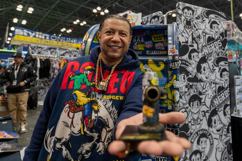 El artista Danny Cortes, de Brooklyn y padres latinos, posa durante una entrevista con EFE en el Comic con 2025 este jueves, en Nueva York (Estados Unidos).