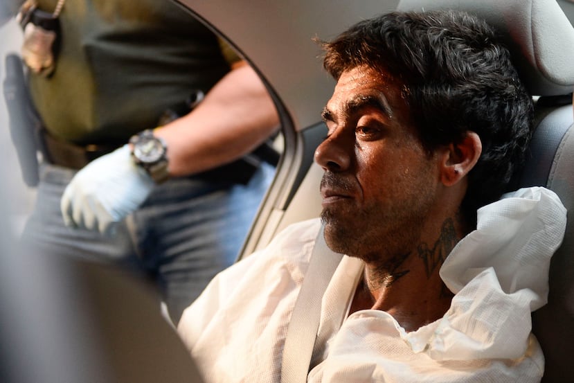 Steven Sánchez Mártir es transportado en esposas hacia la Comandancia de Caguas.