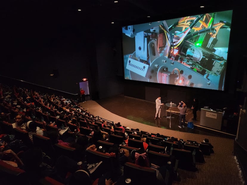 Alexander Casañas, profesor de Ciencias de Cómputos de la Universidad Ana G. Méndez, muestra el mecanismo de un robot a estudiantes en el C3Tec, en Caguas.