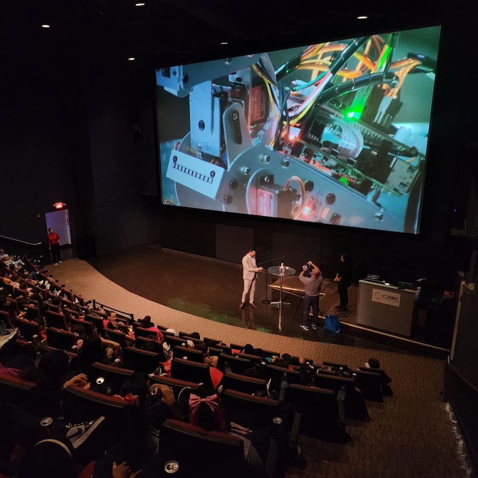 Alexander Casañas, profesor de Ciencias de Cómputos, muestra el mecanismo de un robot a estudiantes en el C3Tec, en Caguas.