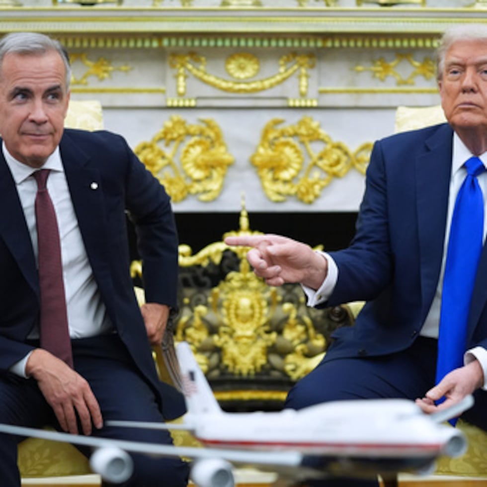 El presidente Donald Trump y el primer ministro canadiense Mark Carney durante una reunión en el Despacho Oval de la Casa Blanca.