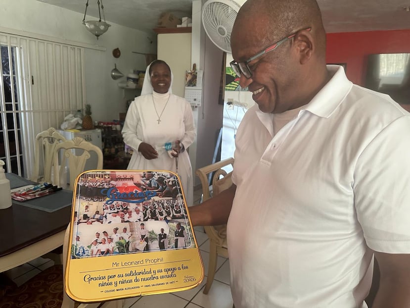 Leonard Prophil recibió un reconocimiento de los estudiantes haitianos de la escuela María Auxiliadora, en Puerto Príncipe, capital de Haití.