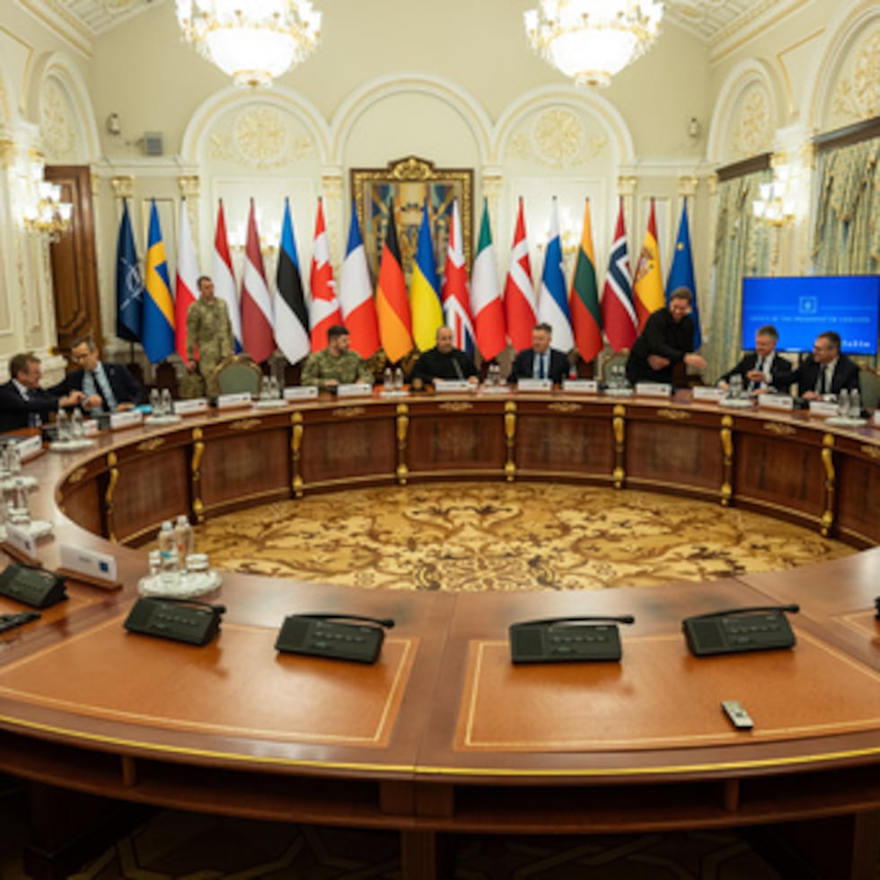 Ucrania está coordinando planes de garantía de seguridad con socios europeos que incluirían un acuerdo marco multilateral con fuerzas ucranianas como primera línea de defensa, tropas dirigidas por Europa desplegadas en Ucrania y el apoyo de Estados Unidos, según el negociador ucraniano Oleksandr Bevz.