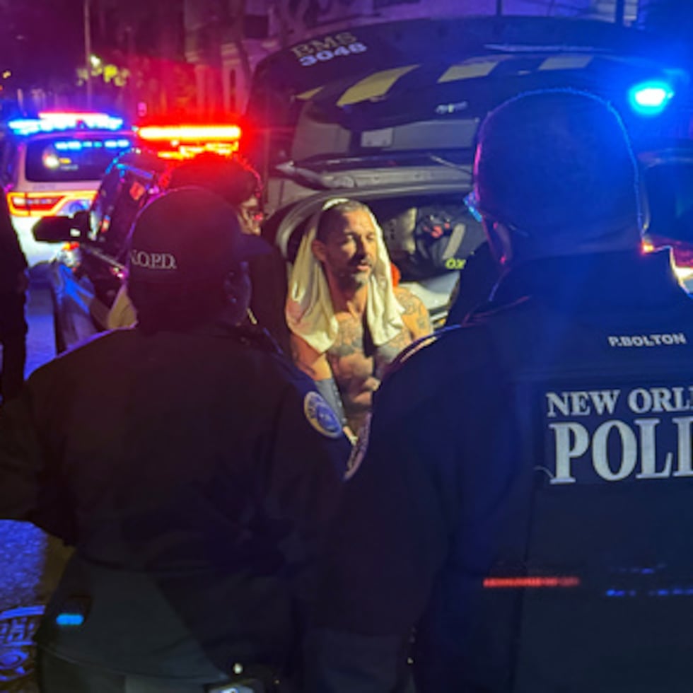 CORRIGE AL 17 DE FEBRERO, NO AL 18 - En esta foto proporcionada por el animador Jeffrey Damnit, el actor Shia LaBeouf es puesto bajo custodia policial en Nueva Orleans el martes 17 de febrero de 2026, después de supuestamente golpear a varias personas fuera de un bar. (Jeffrey Damnit via AP)