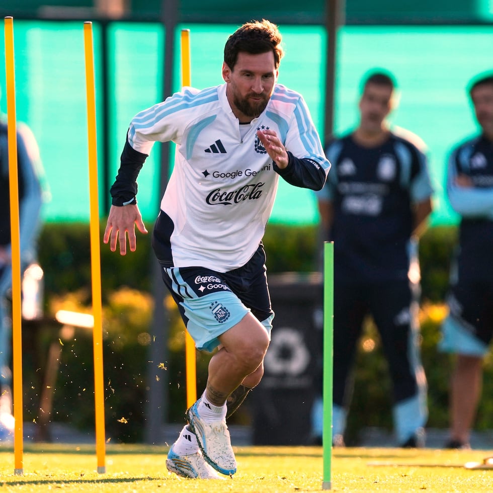 Lionel Messi entrena de cara a su último partido con la selección de Argentina, un amistoso internacional ante Benín, en Buenos Aires.