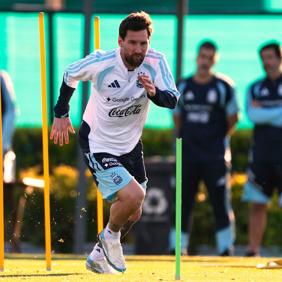 Lionel Messi entrena de cara a su último partido con la selección de Argentina, un amistoso internacional ante Benín, en Buenos Aires.