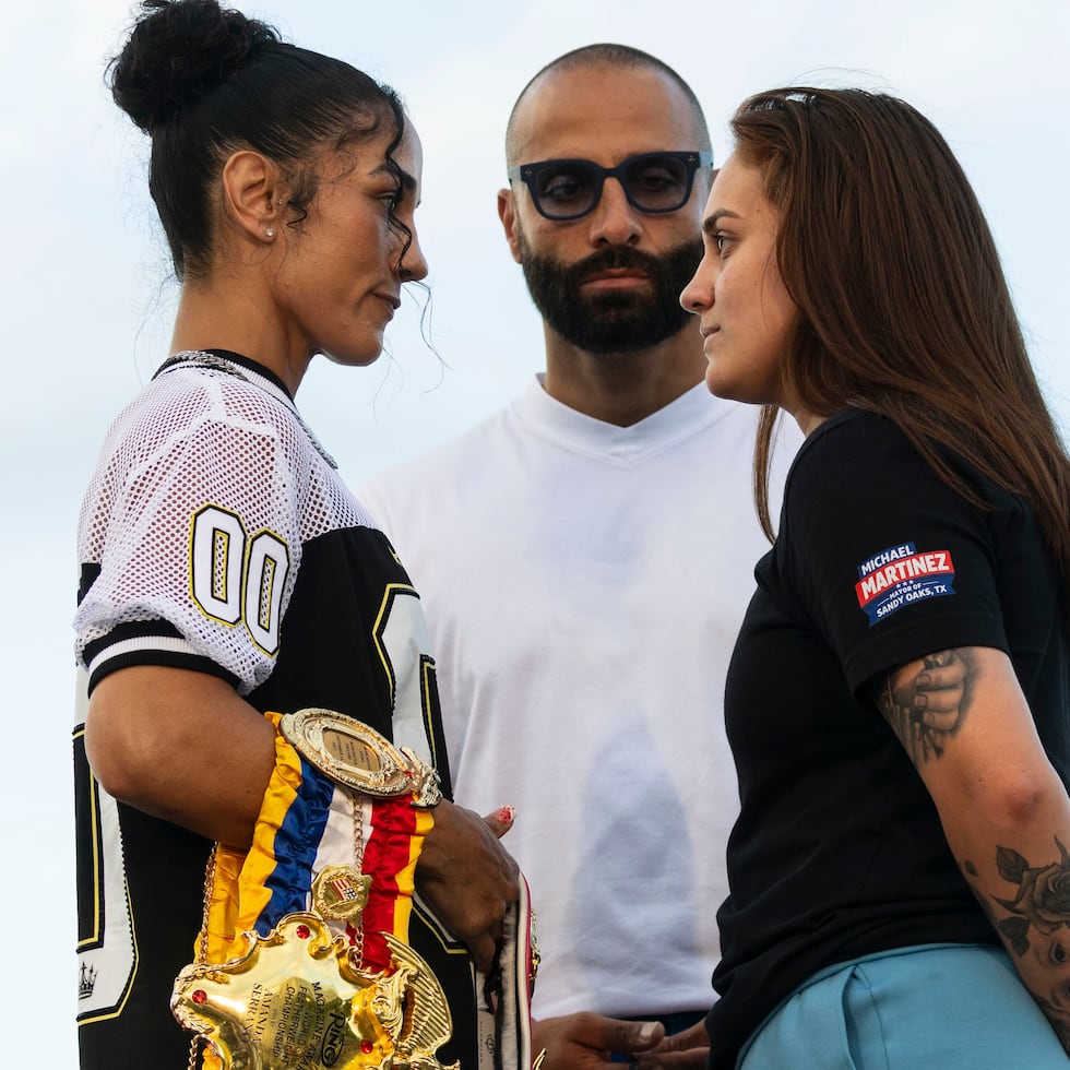 Amanda Serrano with Reina Tellez at the press conference.