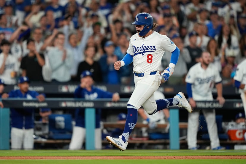 Kike Hernández empujó la carrera del empate 2-2 en la cuarta entrada con un doblete, antes de anotar la de la ventaja.