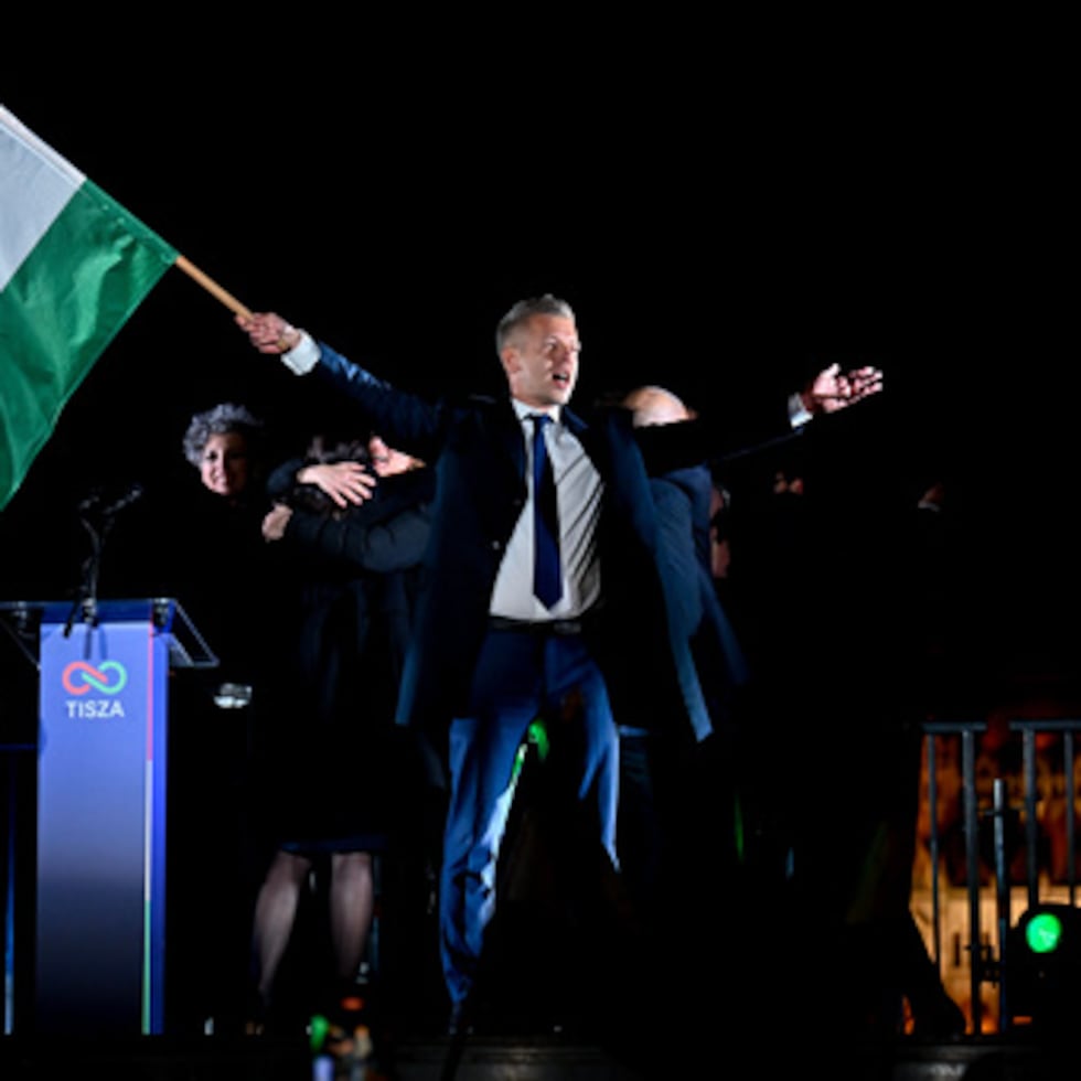 Peter Magyar, líder del partido opositor Tisza, ondeaba el domingo la bandera húngara tras el anuncio de los resultados parciales de las elecciones parlamentarias, en Budapest, Hungría.