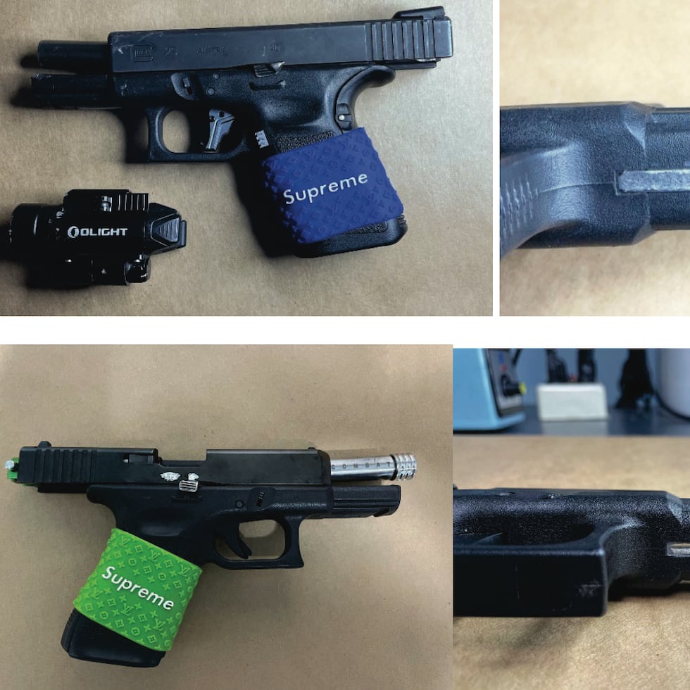 Una denuncia federal pública incluyó esta imagen que muestra las armas que ATF alega le fueron ocupadas a dos de los sospechosos en relación al asesinato del agente de la Policía Eddie Santiago Rentas en Ponce.