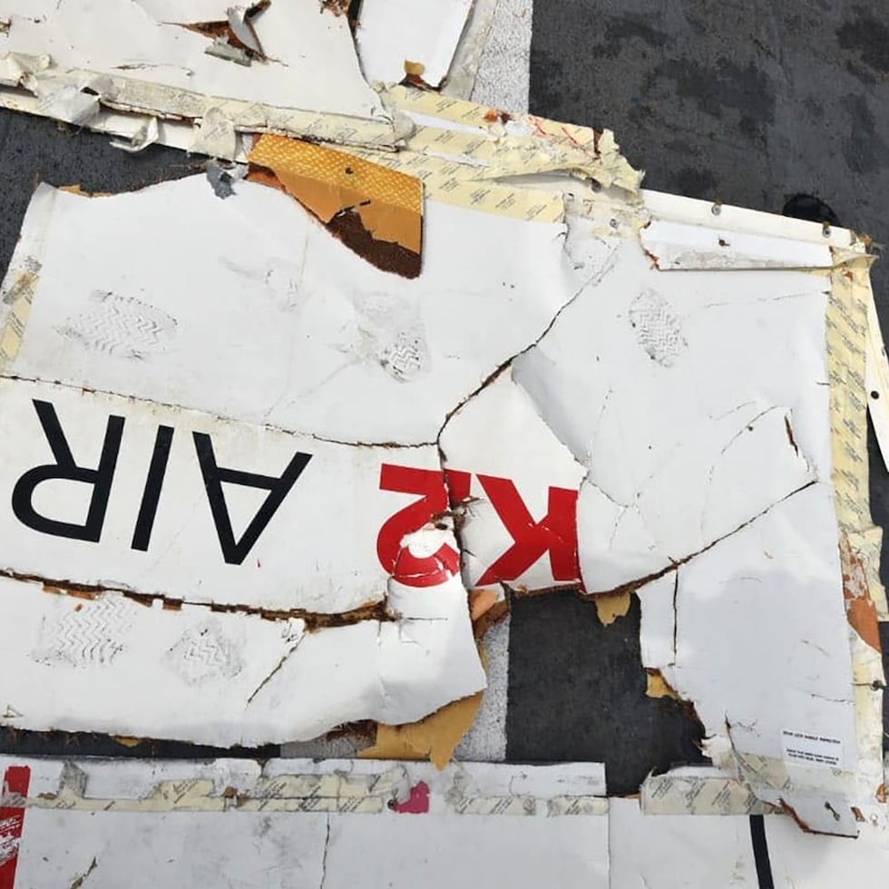 Una fotografía de la Autoridad de Aeropuertos de Pakistán (PAA) muestra restos de un avión de carga Boeing 737 de K2 Airways después de ser recuperados del mar Arábigo.