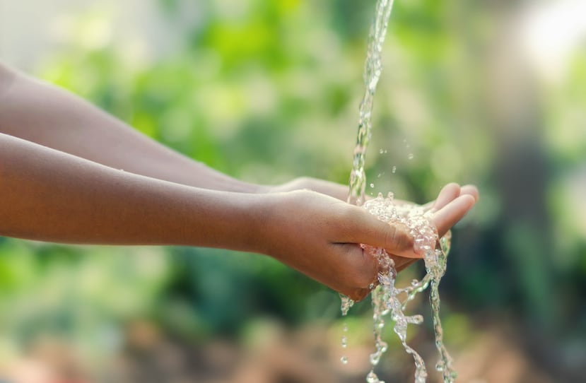 Imagen de una persona con agua entre sus manos