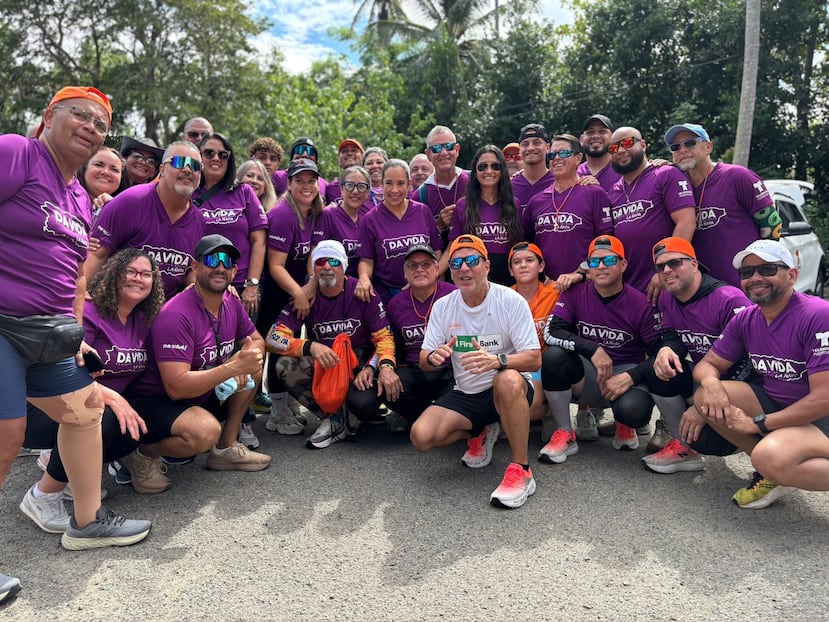 Raymond Arrieta junto al staff de producción de la caminata "Da Vida: la ñapa"