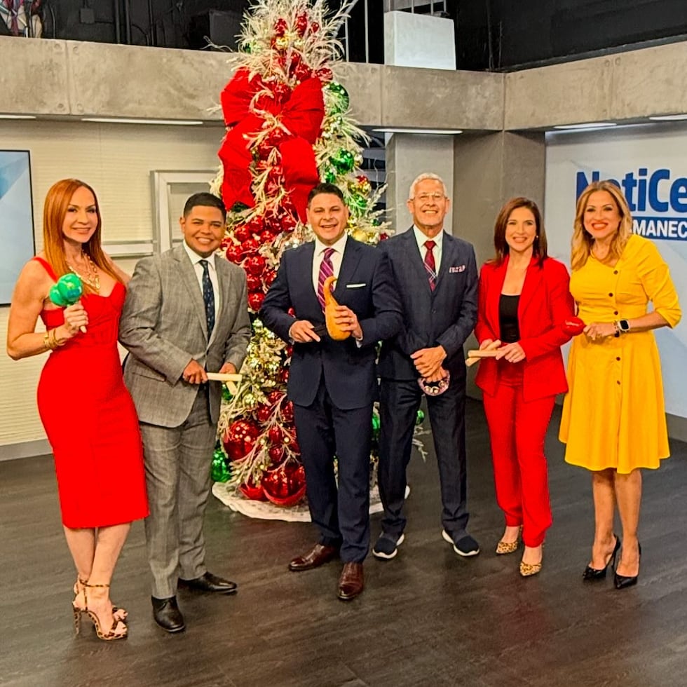 Parte del equipo de "NotiCentro" de Wapa Televisión.