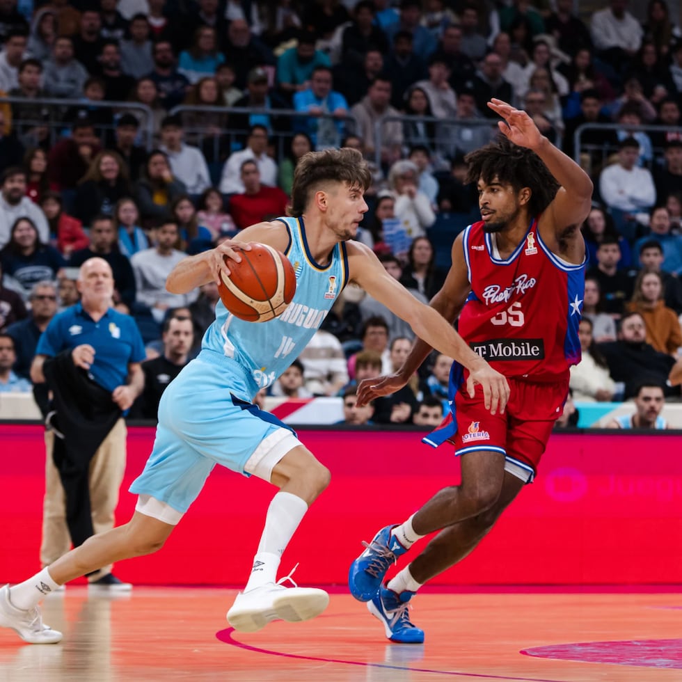 Ethan Thompson (55), de Puerto Rico, defiende a Joaquín Rodríguez (14), de Uruguay.
