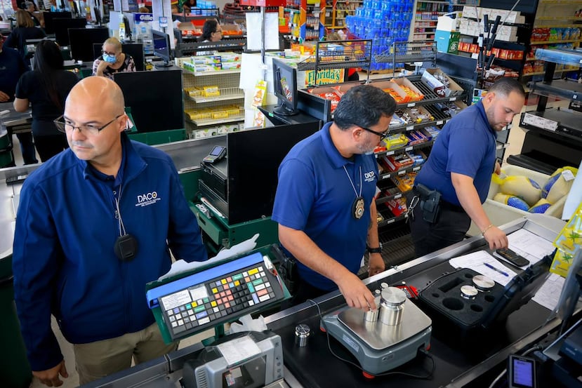 Inspectores del DACO verifican que los pavos pesan lo que dice la etiqueta del supermercado.