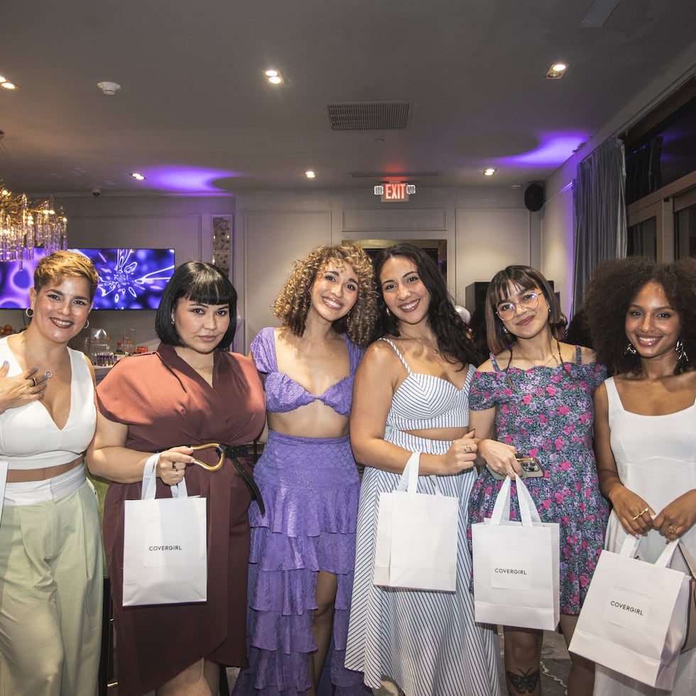 La línea de cosméticos Covergirl lanzó “Simply Ageless Skin Perfector Essence”, una nueva línea de maquillaje híbrido con skincare para un efecto de piel radiante y natural.