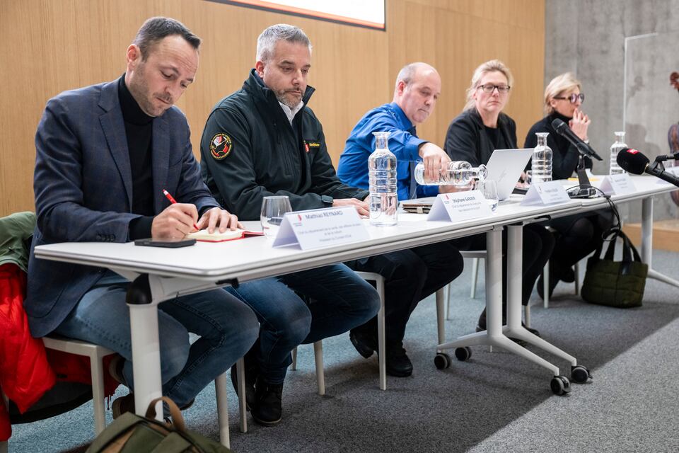 De izquierda a derecha: Mathias Reynard, consejero de Estado y presidente del Consejo de Estado del Cantón del Valais; Stéphane Ganzer, consejero de Estado y jefe del Departamento de Seguridad, Instituciones y Deportes del Cantón del Valais; Frederic Gisler, comandante de la Policía Cantonal del Valais; Béatrice Pilloud, fiscal general del Cantón del Valais; y Nicole Bonvin-Clivaz, vicepresidenta del Consejo Municipal de Crans-Montana, durante una rueda de prensa en Lens, tras el incendio que se declaró en el bar Le Constellation, dejando varios muertos y heridos, durante la celebración de Año Nuevo en Crans-Montana.