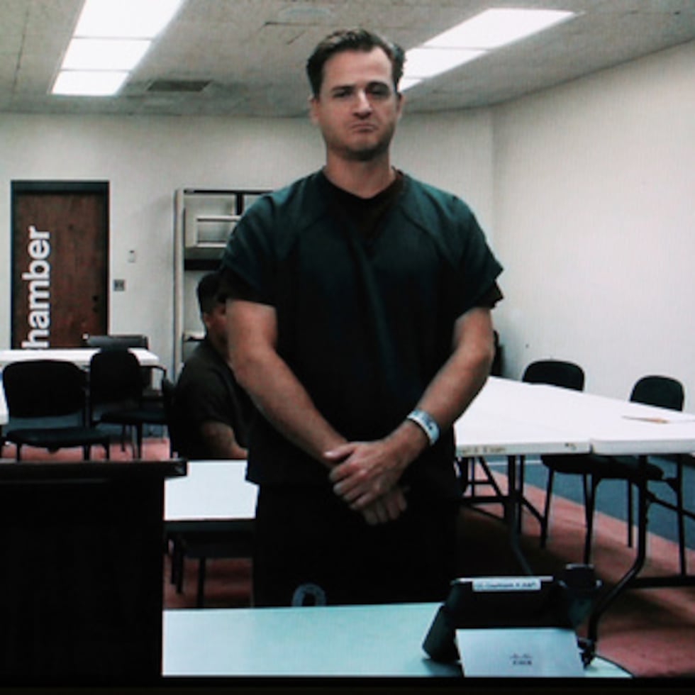 ARCHIVO - El médico hawaiano Gerhardt Konig comparece ante un juez a través de vídeo durante una audiencia de lectura de cargos tras ser acusado de intentar matar a su esposa, el 7 de abril de 2025, en Honolulu. (AP Photo/Marco Garcia, Archivo)