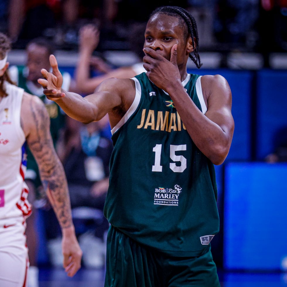 Romaine Thomas, de Jamaica, celebra un triple ante Isaiah Piñeiro, de Puerto Rico.