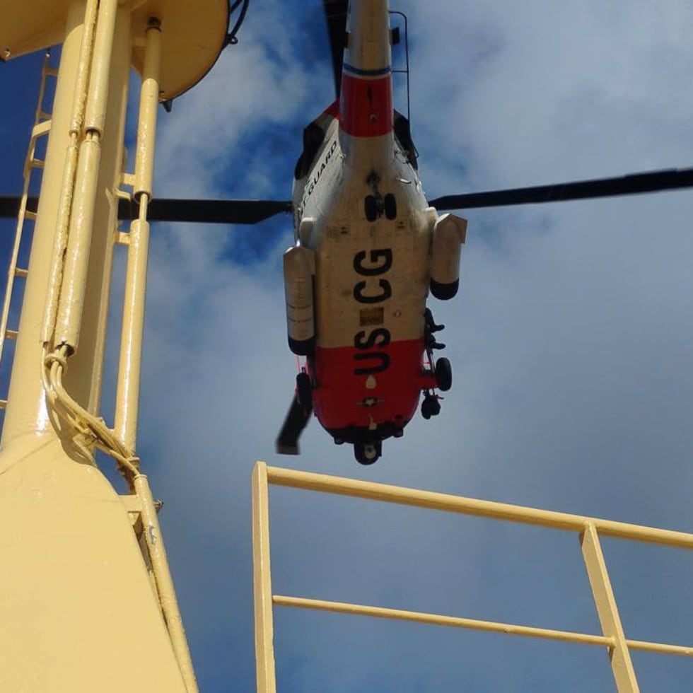 La emergencia había sido notificada inicialmente a la Guardia Costera en la noche del miércoles, cuando el barco estaba a unas 1,300 millas náutica al este de las Antillas Menores.