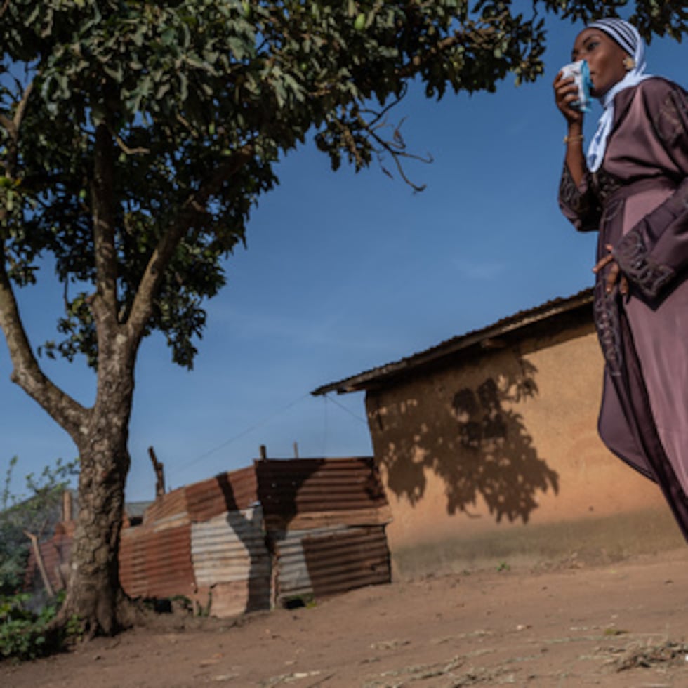 Una mujer musulmana camina hacia el recinto de oración de la escuela Sayo Muhamed para realizar las oraciones de Eid al-Adha en medio de un brote de ébola en Congo.
