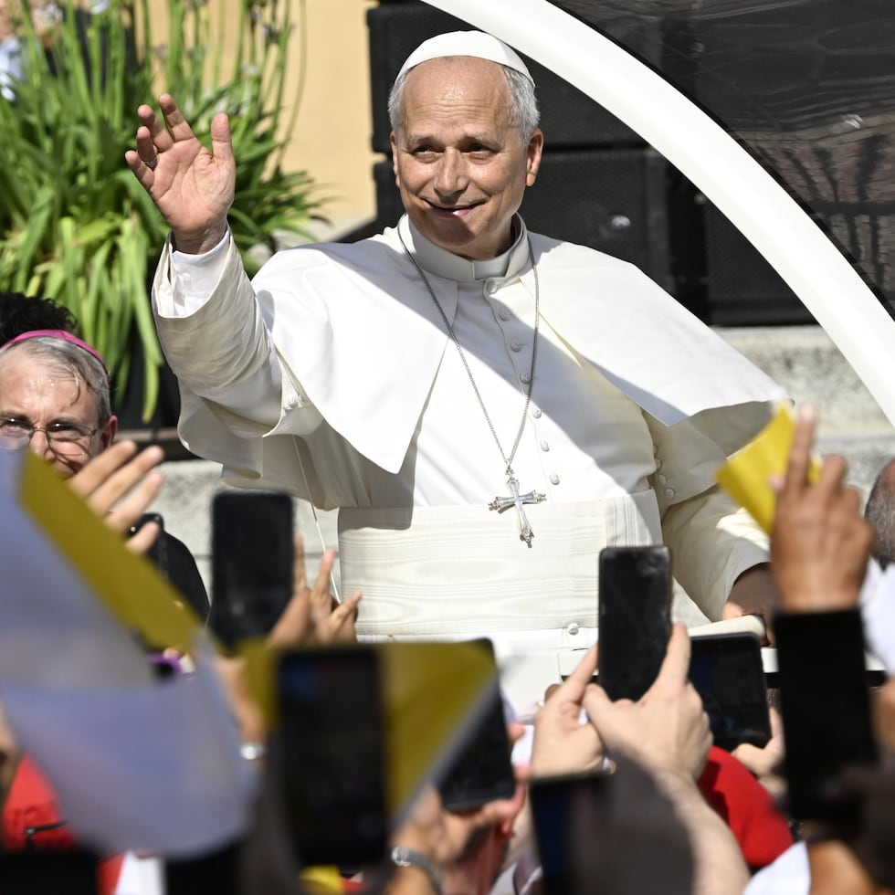 El papa León XIV saluda a los fieles durante su visita pastoral a Pavia, Italia.