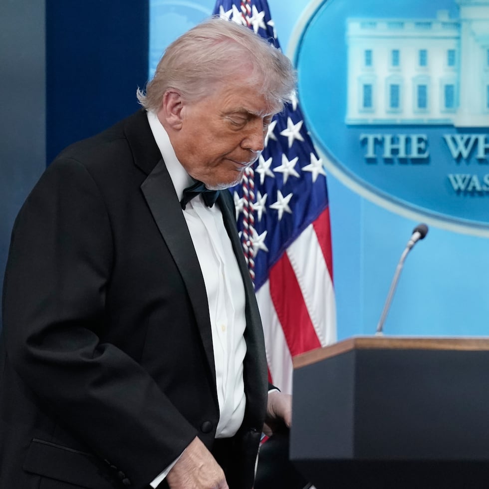 Una persona disparó un arma de fuego y provocó que los agentes del Servicio Secreto desalojaran al presidente, a la primera dama y a otros funcionarios de la cena con los periodistas en la Casa Blanca.