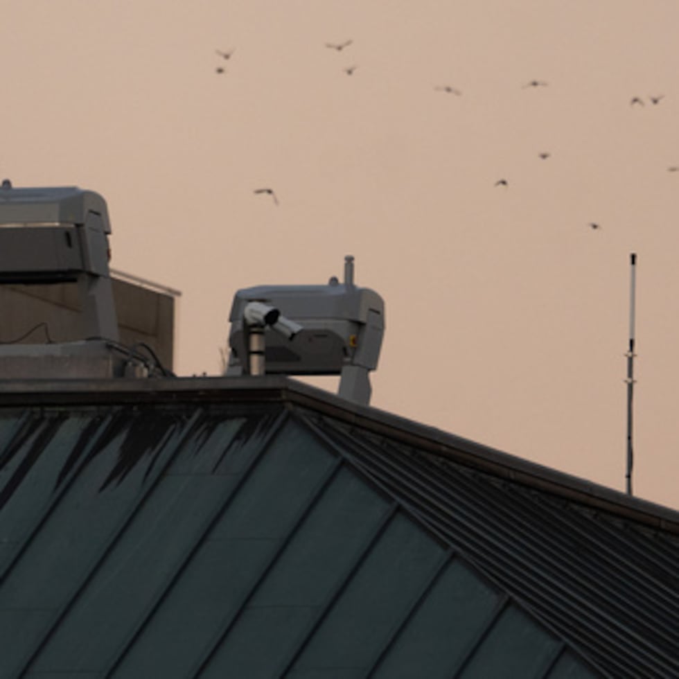 En la imagen se ven estaciones de drones en un edificio federal cercano a la Casa Blanca.