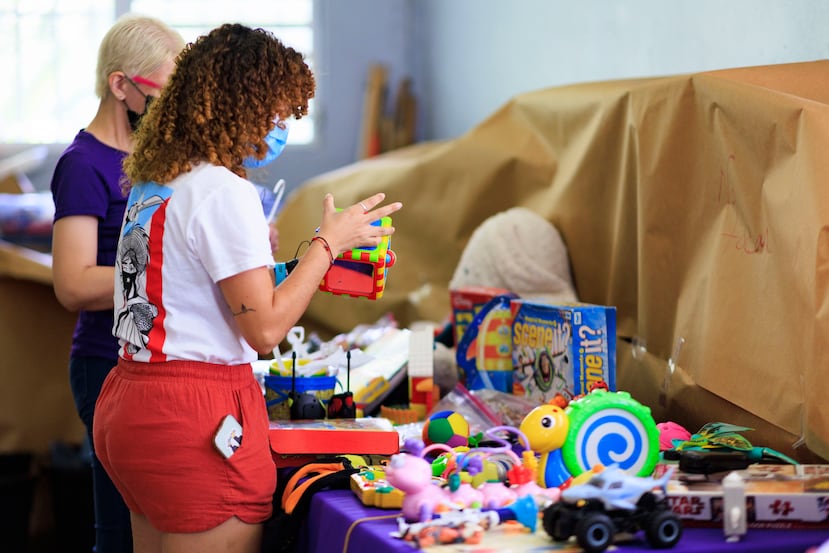 En el bazar navideño de la Casa Protegida Julia de Burgos los asistentes podían encontrar ropa y juguetes, entre otros artículos.