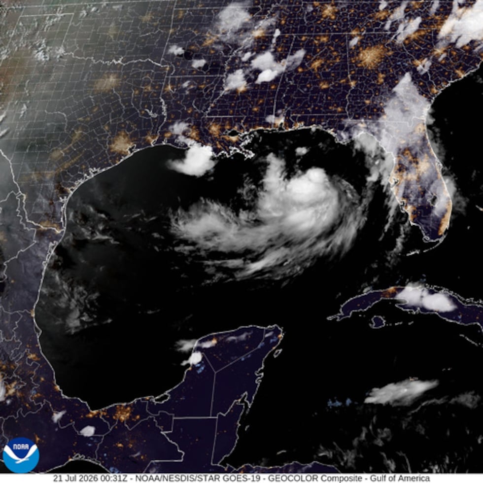 En esta imagen por satélite de la Oficina Nacional de Administración Oceánica y Atmosférica, muestra a la tormenta tropical Bertha en el golfo de México.
