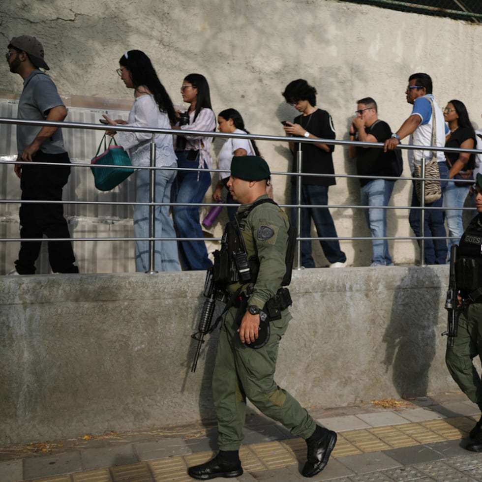 Soldados patrullan mientras los votantes llegan a un centro de votación durante las elecciones presidenciales en Barranquilla.