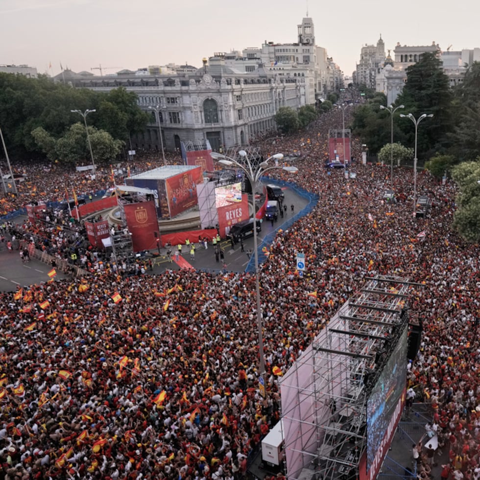 Los aficionados se aglomeran mientras esperan la llegada de los jugadores de la selección nacional de fútbol de España durante las celebraciones en la Plaza de Cibeles, en Madrid,