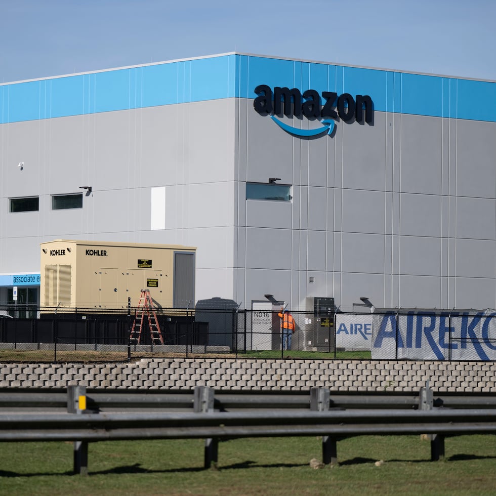 When former governor Pedro Pierluisi participated in the groundbreaking ceremony, it was reported that the logistics center would begin operations between late 2025 and early 2026.