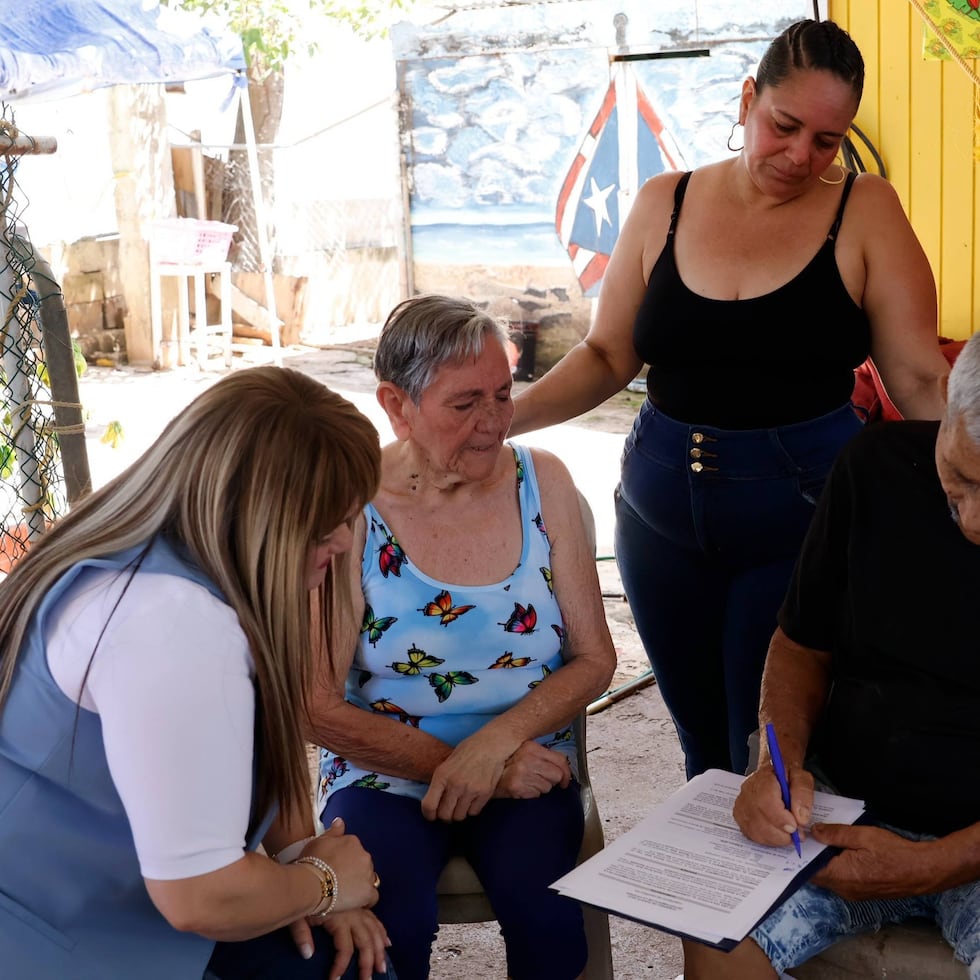 Ramona Cruz Sanabria firmó este viernes un contrato con el Departamento de la Vivienda para formalizar el uso de un terreno para nuevas casas en Playuela.