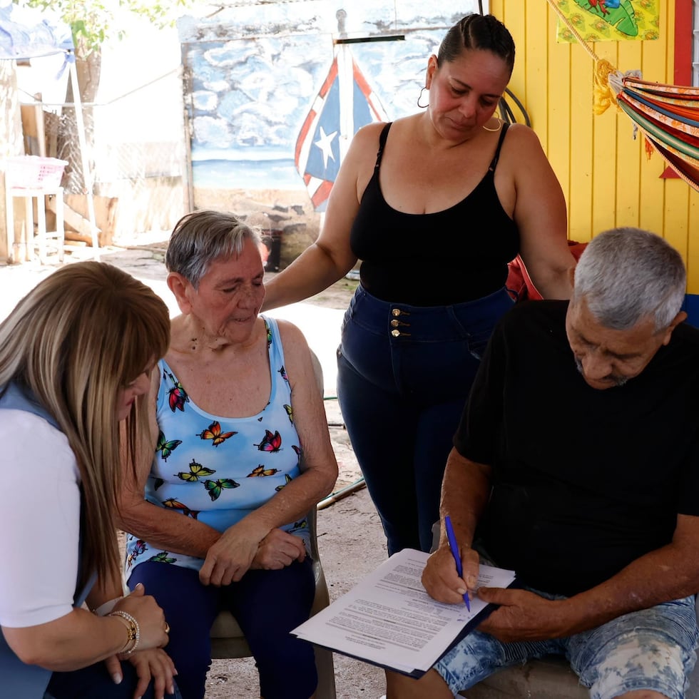 La secretaria de la Vivienda, Ciary Pérez Peña, visitó el viernes la casa de Ramona Cruz Sanabria, en Aguadilla, para firmar el contrato de usufructo para concederle el derecho a utilizar “los solares 1 y 1a”, en Playuela, para construir su residencia y la de sus hermanos.