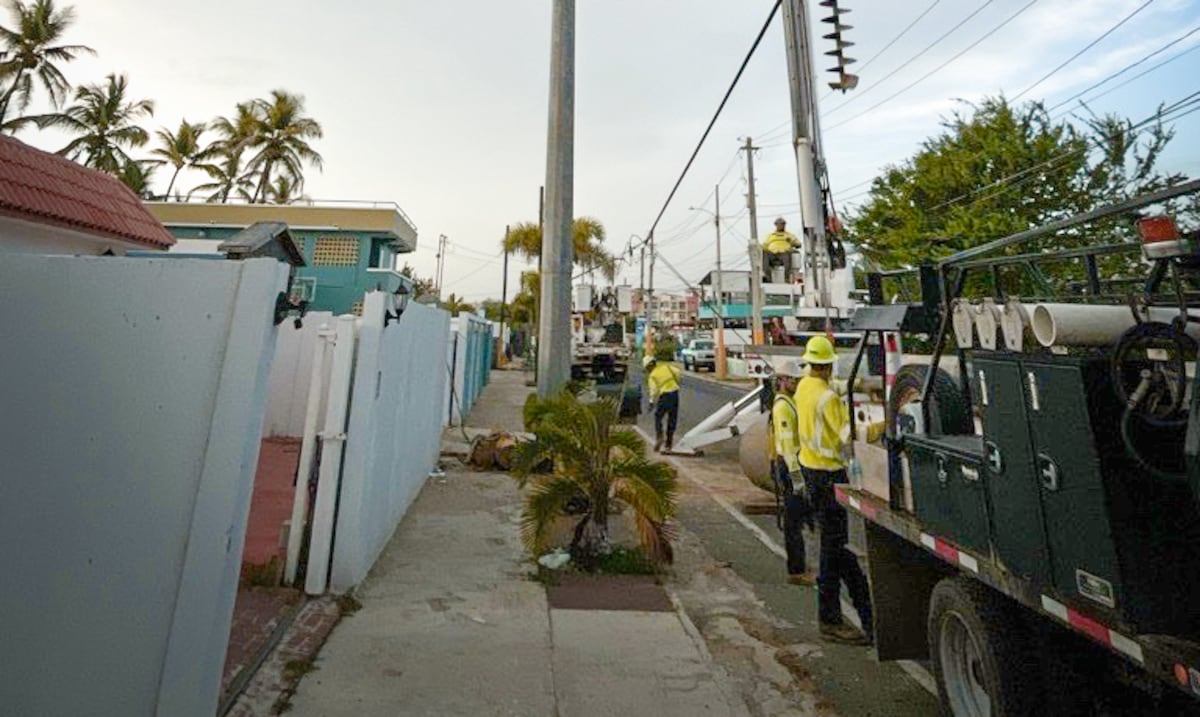 LUMA reemplazará 13 postes en Islote de Arecibo tras colapso que cayó sobre un vehículo