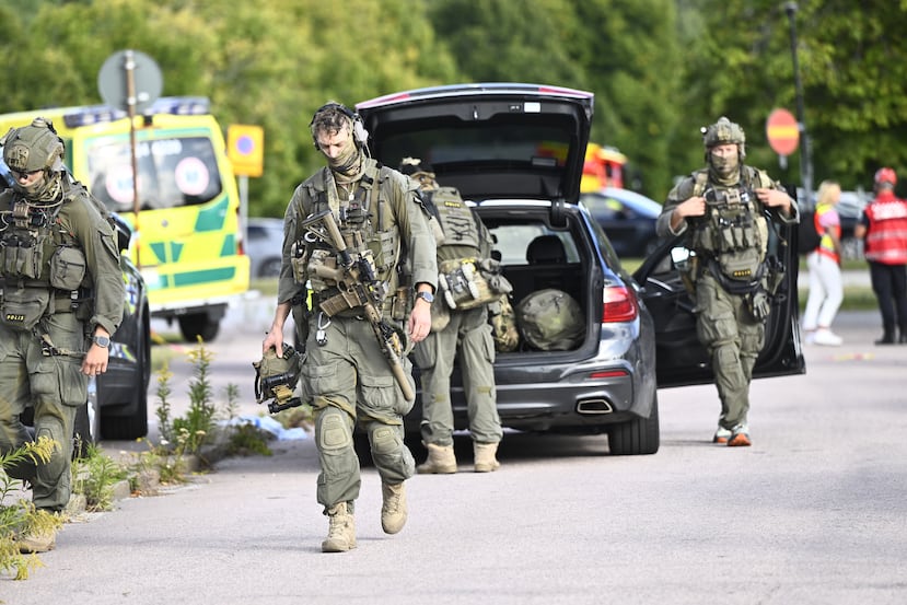 Police and emergency personnel outside Brinellskolan during a major emergency response after a man with a sword reportedly injured several people at the school in Fagersta, Sweden, Friday, Aug. 21, 2026. (Fredrik Sandberg/TT News Agency via AP)