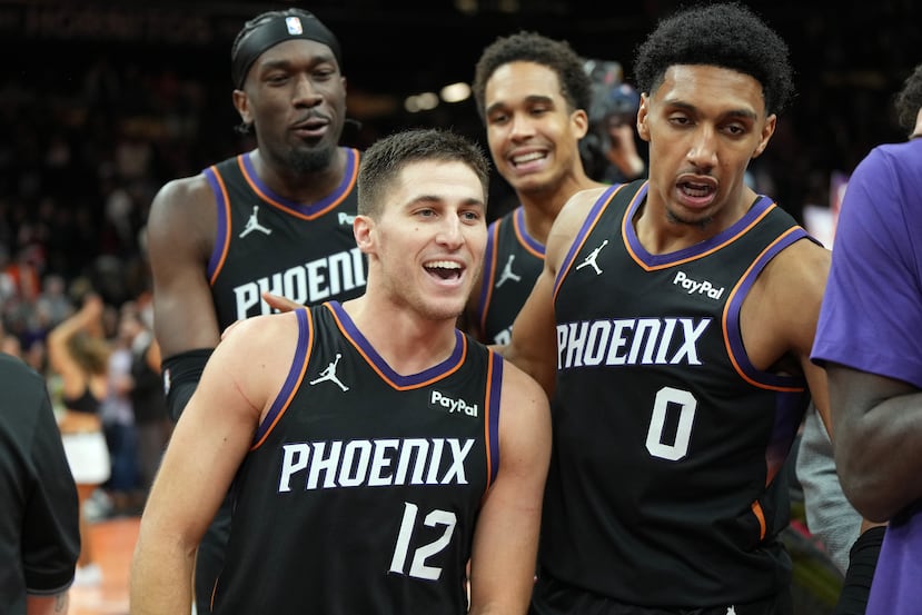 Collin Gillespie celebra con otros compañeros de los Suns tras encestar el canasto de la victoria.