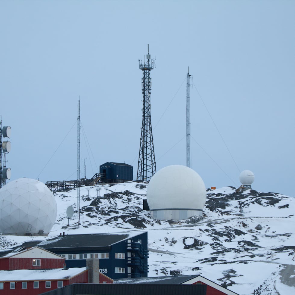 Fotografía que muestra antenas de telecomunicaciones de la empresa Tusass Hovedkontor, en Nuuk (Groenlandia).