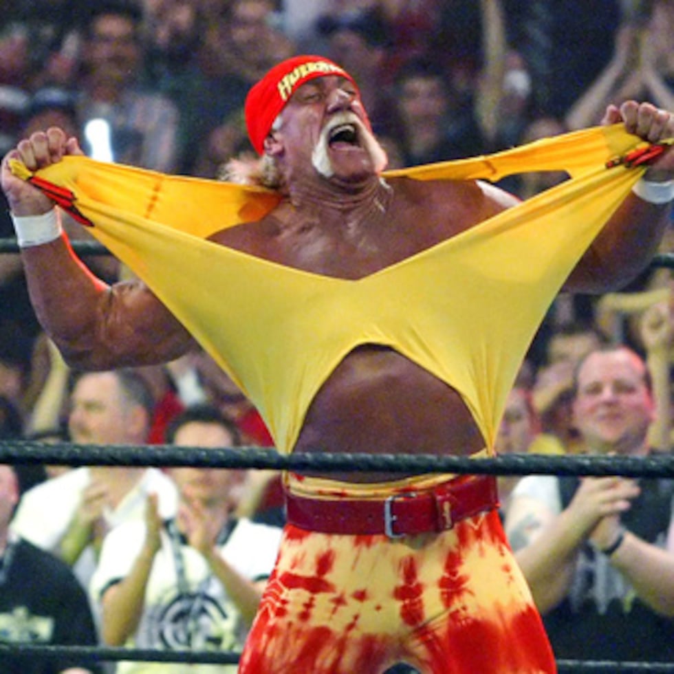 El famoso luchador Hulk Hogan anima al público entre combate y combate durante WrestleMania 21 en Los Ángeles, el 3 de abril de 2005.