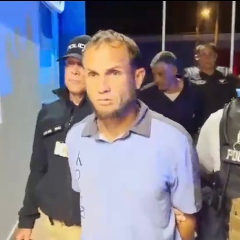 La orden de registro y allanamiento fue expedida por el juez Rafael Lugo Morales, del Tribunal de Arecibo.