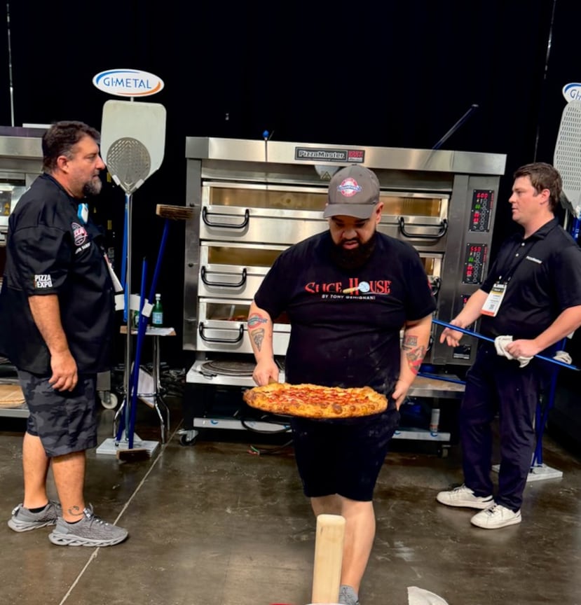 El puertorriqueño Wilhelm Rodríguez prepara los pedazos de pizza de pepperoni que presentó a los jueces de la competencia Great American Pizza Challenge.
