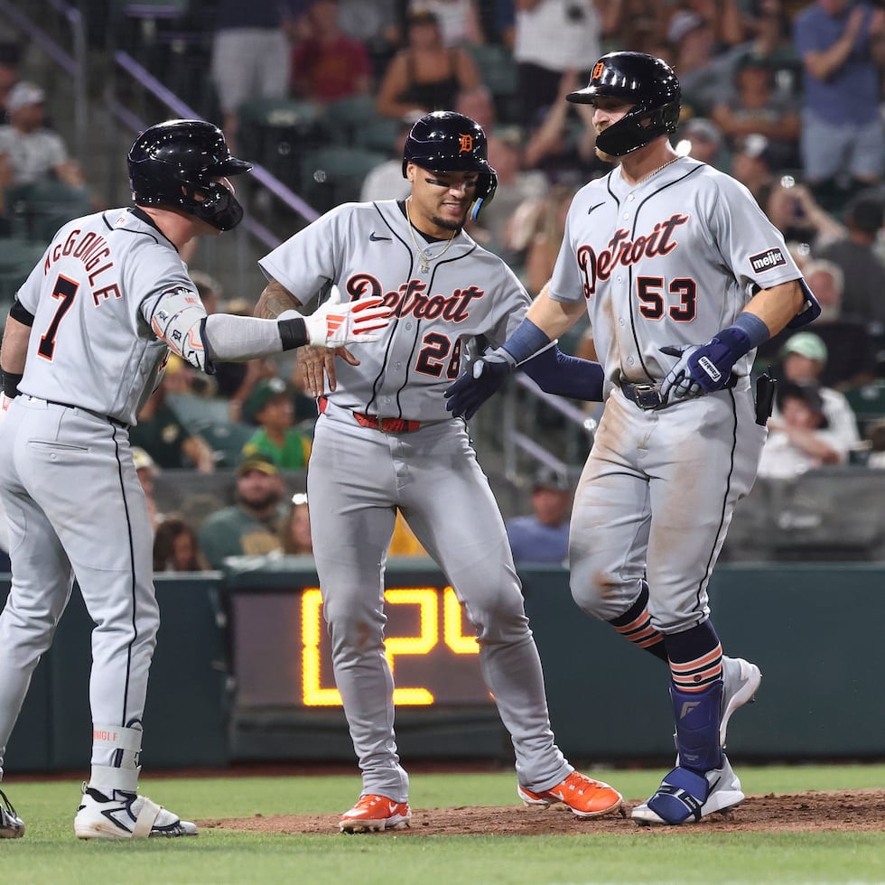 El puertorriqueño Javier Báez, al centro, celebrando con Kevin McGonigle y con Ben Malgeri (derecha), luego de que este último conectó un cuadrangular de dos carreras en la novena entrada por los Tigers.