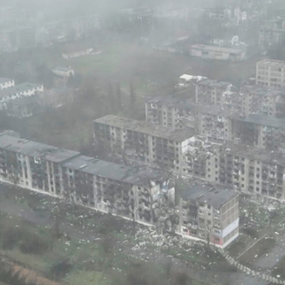 Esta imagen tomada de un vídeo de diciembre de 2025 facilitado por las Fuerzas de Defensa ucranianas muestra la ciudad de Myrnohrad, en la región de Donetsk, en el este de Ucrania, fuertemente bombardeada.