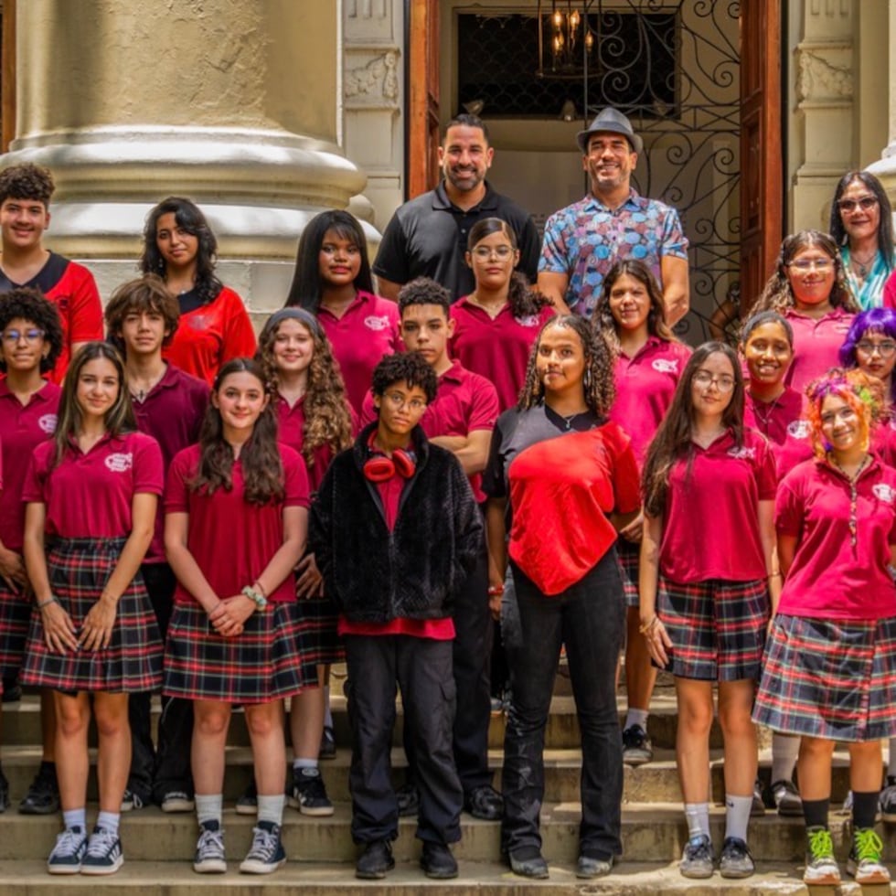 Un total de 24 alumnos de noveno grado de la Escuela Central de Artes Visuales, de Santurce, participaron del “Concurso Creativo”, en el que asumieron el reto de diseñar etiquetas para una greca, un caldero y una botella, tomando como inspiración la cultura, el folclor y la cocina de Puerto Rico.