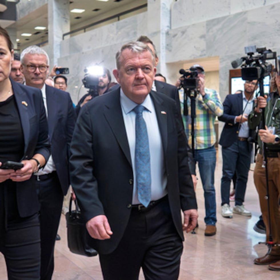 La ministra groenlandesa de Exteriores, Vivian Motzfeldt, a la izquierda, y el ministro danés de Exteriores, Lars Løkke Rasmussen, llegan el miércoles al Capitolio para reunirse con miembros del Senado federal.